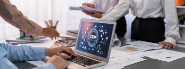 İç mimar tasarımcı grubu, daha kesin tasarım için planlar ve dizüstü bilgisayar ekran mimari yazılımı üzerinde birlikte tartışıyorlar. Modern ev tasarımı ve yenileme. İçgörü