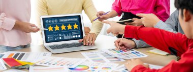 Pazarlama stratejisi planlaması için canlı yazılım bilgisayarında müşteri memnuniyeti ve değerlendirme analizi