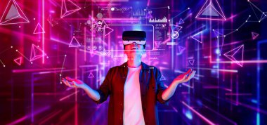 Sanal gerçeklik ortamında büyük veri analizleriyle ilgilenen bir iş adamı, bilgilendirilmiş karar verme ve büyüme için stratejik pazarlama sezgileri ve eğilimlerini araştırıyor. XDMCP