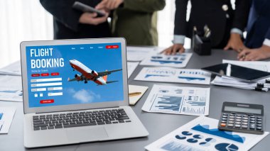 Online uçuş rezervasyon sitesi canlı rezervasyon sistemi sağlar. Seyahat teknolojisi kavramı .