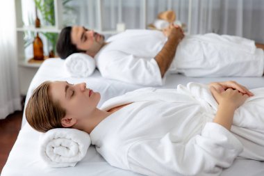 Kafkas çift müşterisi stres önleyici spa masajının keyfini çıkarıyor ve lüks otel veya oteldeki gündüz açık hava ortamında güzellik teniyle eğleniyor. Sessiz.