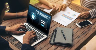 Bilgisayar ekranındaki siber güvenlik sistemi özel bilgileri bilgisayar korsanlarından ve siber saldırılardan koruyor.