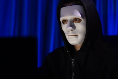 Beyaz suçlu anonim maskesi kodlama şifrelemesi yüklüyor. Programlama ile güvensiz mahremiyet sağlamaya çalışıyor. Bilgisayardan fidye için büyük bir veritabanı almaya çalışıyor. Bireysel.