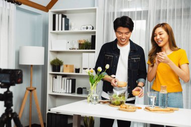 İki şef etkileyiciyle canlı yayında yemek pişirme programı. Video kameradaki özel kayıt için karışık salata ve giyinmeyi öğretiyorlar. Ekmek ekmeği, kepekli meze. İnfobahn.