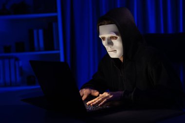 Beyaz suçlu anonim maskesi kodlama şifrelemesi yüklüyor. Programlama ile güvensiz mahremiyet sağlamaya çalışıyor. Bilgisayardan fidye için büyük bir veritabanı almaya çalışıyor. Bireysel.