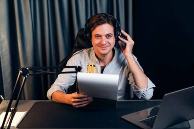 Akıllı yayıncının sunucu kanalı, canlı sosyal medyada canlı yayında konuşma programı ile birlikte modern stüdyoda, kayıt cihazıyla dinleyiciye senaryo okumaktadır. Bireysel.