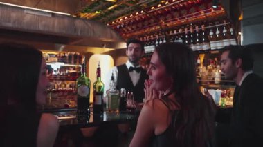 Dumanlı, klasik kokteyl içmiş çift ile VIP müşterilere özel içki servisi yapmak güzel kokuyor. İçki tezgahının lüks barında akıllı barmenlerin açtığı viski kokteyli. Vinosity.