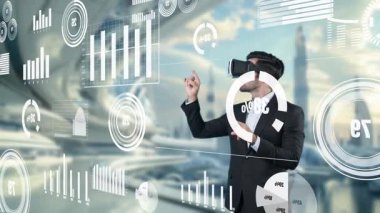 Finansal veri hologramına işaret eden bir iş adamı ve bulanık geçmişi olan fütürist bir şehirde duruyor. Proje yöneticisi VR gözlük takarken istatistik tablosunu inceliyor ve inceliyor. Aygıt.