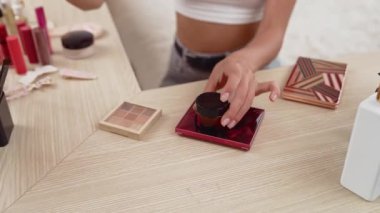 Sosyal medya için güzellik ve kozmetik video içeriği hazırlayan genç bir kadın. Güzellik blogcusu kameraya gülümserken seyircilere ve takipçilere güzellik bakımını gösteriyor. Düzenle