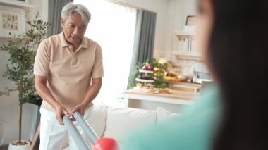 Yaşlı bir adam evde partneriyle top yuvarlama oyunu oynuyor, zihinsel ve fiziksel sağIık için el-göz koordinasyonu, odaklanma ve motor becerileri pratiği yapıyor. Sağlık hizmetleri konseptini engelliyor. Myrmidon.