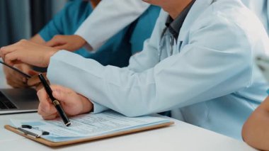 Hastane masasında birlikte çalışan ve tıbbi tedavi ya da sağlık hizmeti planlayan profesyonel bir grup. Takım çalışması başarılı hastalıklara ve hastalıklara yol açar. Ağır çekim. Katı.