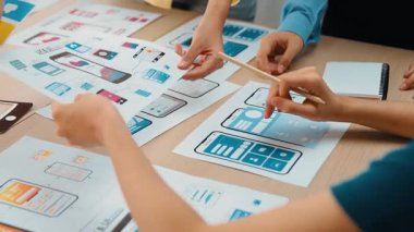 Mobil uygulama ya da web sitesi için kullanıcı arayüzü prototipi planlayan şirket çalışanlarının panorama videosu. UX UI tasarım beyin fırtınası kullanıcı dostu arayüz planı tasarlıyor. Sinerjik