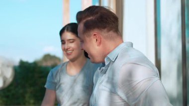 Kahve fincanı olan orta yaşlı bir çift güzel olaylardan ya da terasta haberlerden bahseder rahatlar ve sohbet ederler. Neşeli anne ve babanın mutlu bir ilişkileri ve güçlü bir aile bağları vardır. Uyumsuzluk.