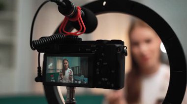 Kadın Etkilenen Vlog video görüntülerini canlı yayınlıyor Makyaj primi sosyal medya veya blog. Kozmetik stüdyosu ışıklandırmalı mutlu genç kız çevrimiçi pazarlama oturumu yayını için..