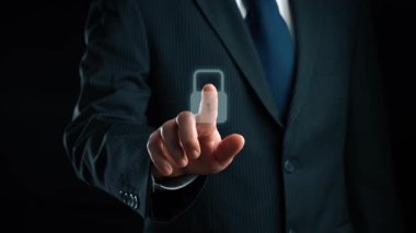 İş adamı siber güvenliğin özünü keşfeder. Siber koruma yöntemlerini, tehditleri derinlemesine araştır ve siber güvenlik duruşunu güçlendir. Siber güvenlik çağında UUID 'de gezinmek için gerekli