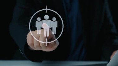 İş adamı müşteri hedef gruplarını belirlemek için verileri analiz eder, pazarlama stratejilerini rafine eder. Her hedef grubun özel ihtiyaçlarını karşılamak için iletiler gönderiliyor. Kullanıcı Kimliği