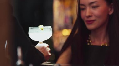 Gülümseyen güzel bir kadın Margarita kokteylinin tadını çıkarıyor. Lüks bardaki barmenle özel zaman geçiriyor. Arkadaşlarla ya da canlı bir gece kulübünde anlık buluşmalar yapıyor. Vinosity.