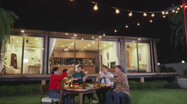 Mutlu aile, gece kutlama partisinde parlayan maytap tutuyor. Sevgili üyemiz birlikte kıvılcım oynamaktan hoşlanıyor. Nesiller arası uçurum için açık hava aktivitesi aile bağını güçlendirir. Uyumsuzluk.