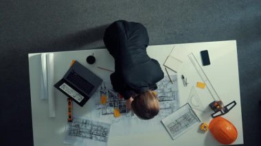 Yöneticinin proje planını ölçmek için cetvel kullanırken dizüstü bilgisayar ekranındaki inşaata baktığı en üst görünüm. Hava manzaralı mimar mühendisi yapıyı analiz ediyor ve planlıyor. Hizalama.