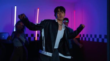 Kameranın önünde dans eden yetenekli break dansçı farklı arkadaşları pop ya da hip hop müziği dinlemek için arkada dans ediyor. Çekici performans ekibi kameraya doğru hareketli hareketler sergiliyor. Mutluluk.