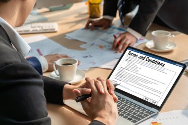 Dijital yasal sözleşme, gelecekteki iş anlaşmalarının imzalanması için gerekli koşulları ve şartları bilgisayar ekranında sunar.