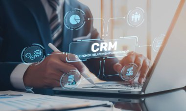 Bir iş adamı, müşteri ilişkileri yönetim yazılımlarıyla ilgilenerek müşteri verilerini analiz eder ve pazarlama çabalarını strateji haline getirir. XDMCP