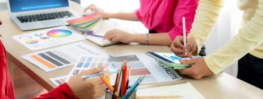 Yapay zeka teknolojisini çalıştırmak için komut mühendisi ve kullanıcı kolaylığı için üretici yapay zeka yardımcı araçları insanların yapay zeka hareketini teşvik ederek üretken yapay zeka fonksiyonları ile çalışmasına yardımcı olur