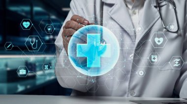 Doktorun elinde tabletle masada otururken laboratuvarda yüzen tıbbi çapraz holograma işaret ederken yakın plan. Pratisyen hekim tedavi için hazırlanırken tıbbi verileri inceliyor. İyileştirici.