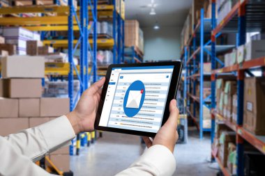 Bilgisayar ekranında rahatça görünen e-posta bildirim iletisi. Dijital pazarlama iletisi bilgi metni iş dünyasından müşteriye