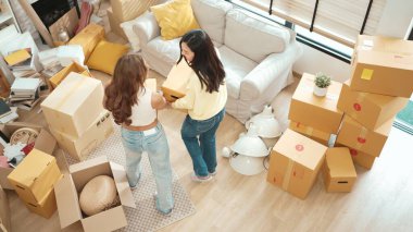 Kutu taşıyan bir çift kadın taşınma gününde yeni eve geliyor. Güzel bir kız ve arkadaşın birlikte konuşurken ve eve taşınırken elinde karton kutuyla yürüdüğü en iyi manzara. Myrmidon.