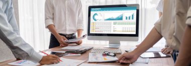 Hesap tablosu bilgi finansal başlangıç kavramı. Çevrimiçi analiz projesi için hesap tablosu belgelerinde veri ve grafikler