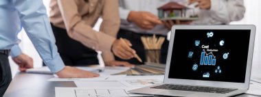 Maliyet düşüşü, bilgisayar ekranında görülen maliyet tasarrufu kavramı, kurumsal işletmeler gereksiz harcamaların azaltılması yoluyla maliyet ve şirket kaynaklarını etkili bir şekilde tasarruf eder