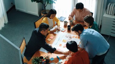 Çeşitli insanların beyin fırtınası yapmalarını ve kargaşa yaratmalarını tepeden tırnağa izleyeceğiz. Bir grup yetenekli iş adamı birlikte çalışıp planlarını paylaşmak ve kanban tahtasını kullanmak için yapışkan notlar yazıyorlar. Cemaat.