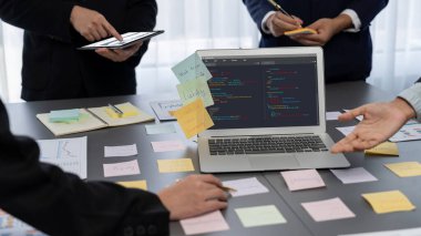 Uygulama ve program kodlaması için bilgisayar ekranında yazılım geliştirme programlama