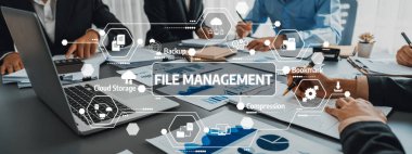 Çeşitli bir ekip, iş büyümesi için etkin stratejiler sağlayan, canlı bir ofiste modern teknoloji ve araçlardan yararlanan dosya yönetimi tartışmalarına girişiyor. Dostluk