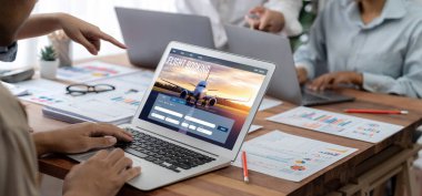 Online uçuş rezervasyon sitesi canlı rezervasyon sistemi sağlar. Seyahat teknolojisi kavramı .