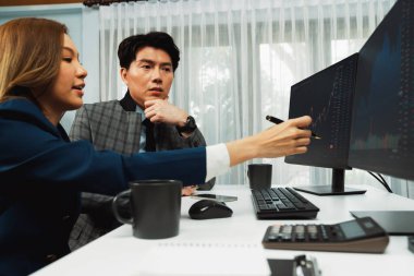 Asyalı iş ortakları, çevrimiçi bilgisayar ekranı değer oranları web sitesi programında en yüksek dinamik borsa verilerine işaret ediyorlar. Modern ofiste gerçek zamanlı finansal sermaye gösteren bir yatırımcı. İnfobahn.