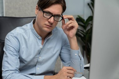 Akıllı pazarlama iletişim yöneticisi kampanya tasarımı ile çevrimiçi sosyal medya oluşturmak için bilgisayar ve bilgisayar üzerinde çalışıyor, teknoloji trendlerini modern merkez ofiste hizalamaya çalışıyor. Bireysel.