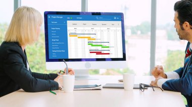Ekip projesinin zaman çizelgesini gösteren bilgisayar ekranında, modern iş projesi yönetimi için proje planlama yazılımı