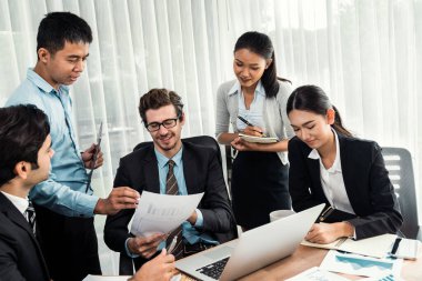 Modern ofis ortamında çalışan çeşitli etnik gruplardan çeşitli iş adamları. Üretken ve çok ırklı ofis çalışanları stratejik ticari pazarlama konusunda tartışmaya giriştiler. Çok titiz.