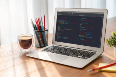Model uygulama ve program kodlaması için bilgisayar ekranında yazılım geliştirme programlama