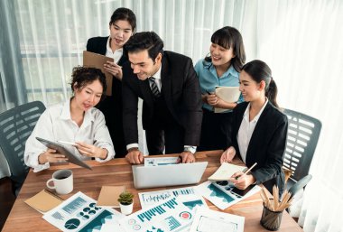 Ofis masasındaki finansal veri raporlarını analiz eden çeşitli bir grup iş analisti. Stratejik pazarlama planlaması için iş istihbarat analizine göre grafikler ve grafikler.