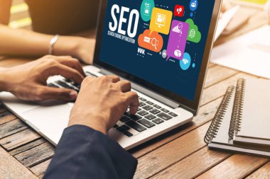 Model e-ticaret için SEO arama motoru optimizasyonu ve bilgisayar ekranında gösterilen çevrimiçi perakende işi