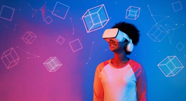 VR gözlüklü Afrikalı kız mavi ve pembe arka planda duruyor ve yüzen geometrik şekle bakıyor. Heyecanlı insan görsel gerçeklik dünyasına giriyor. Teknoloji yeniliği. Yaratıcılık.