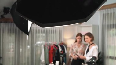 Etkilenen iki ortak canlı yayında video görüntülerini çekiyor makyaj malzemesi prim sosyal medya veya blog. Kozmetik stüdyosu ışıklandırmalı mutlu genç kız çevrimiçi pazarlama oturumu yayını için..