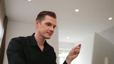 Genç adam internet bankacılığı için kredi kartlı dizüstü bilgisayar kullanıyor. İnternet üzerinden alışveriş yapıyor. Banka kartıyla modern ve kullanışlı online satın alma. Düzenle