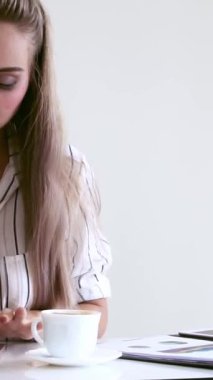 Modern ofiste çalışan sarışın bir iş kadını. İş konsepti.