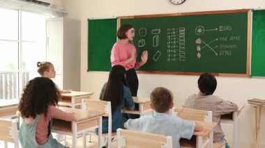 Zeki öğretmen tahtayı işaret ederken öğretmen mutlu öğrenciye bakarken fikri açıklıyor. Öğrenci ders çalışırken, profesyonel öğretmen matematik teorisi hakkında konuşur ve öğretir. Pedagoji.