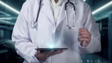 Tıbbi haç hologramına işaret ederken elinde tablet olan profesyonel doktorlara yaklaş. Pratisyen hünerli pratisyen hekim tedavi ve tıbbi araştırma için hazırlık yapıyor. İyileştirici.