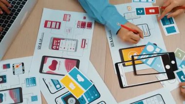 Mobil uygulama ya da web sitesi için kullanıcı arayüzü prototipi planlayan şirket çalışanlarının panorama videosu. UX UI tasarım beyin fırtınası kullanıcı dostu arayüz planı tasarlıyor. Sinerjik